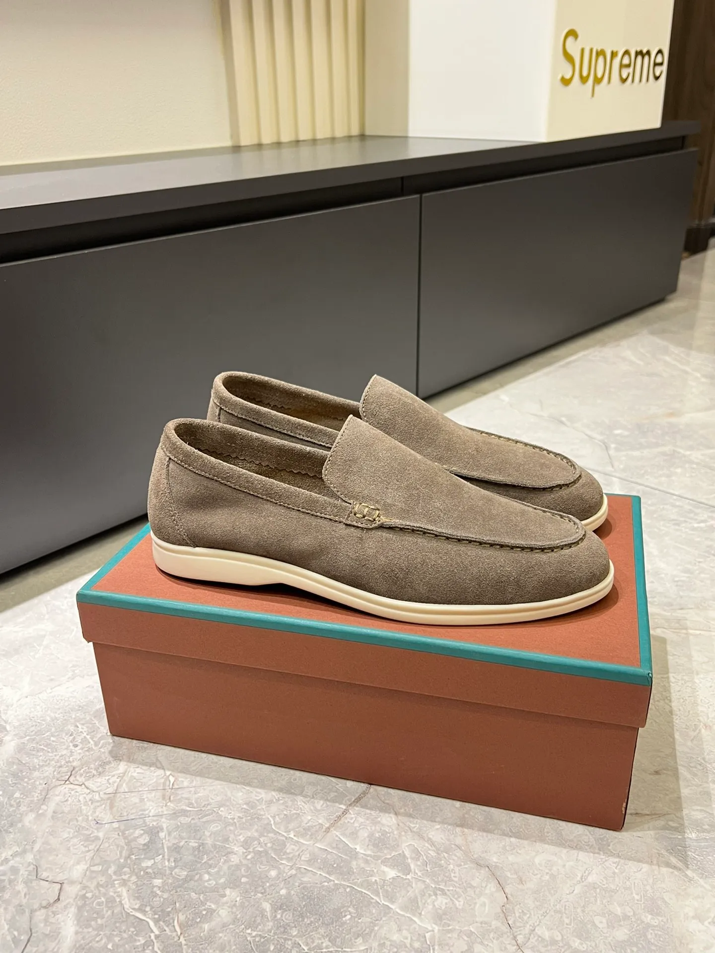 Men's shoes 💰p360 "Loro men's shoes 💰pian'*" Classic L men's shoes for couples 💰p Top version British flat loafers, a must-have item in old money style, the minimalist design is eye-catching and durable, a plus point for dressing The soft foot feel and texture are outstanding. They don’t scratch your feet and are very nice. They are matched with soft and waxy soles. They can be worn daily for a long time without getting tired. They are easy to wear, versatile and classic items, with perfect foot feel and texture! Imported cashmere fabric, the lining is made of imported A-grade water-dyed cow lining, the top version of the genuine leather midsole is sewn with pure handmade mark thread! Size: Female 35-40 (34. Customized) Male 38-44 (45.46. Customized)